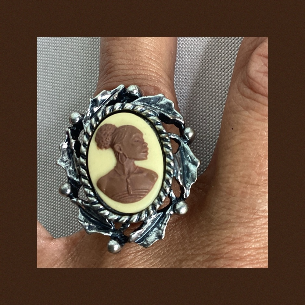 Vintage Cameo Ring with Silver Detailing